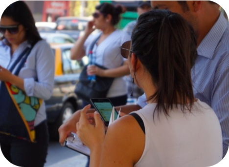 Personas en la calle con un celular